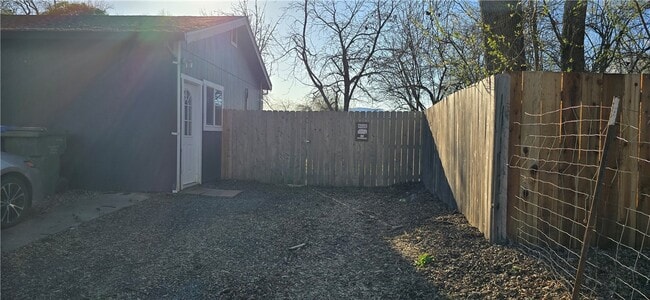 Photo - 9705 Main St