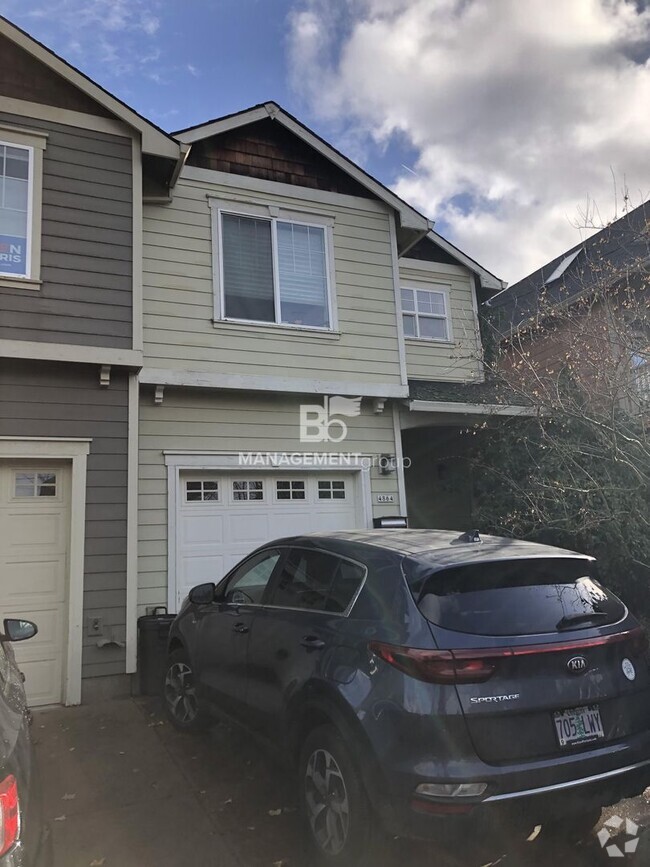 Building Photo - Beautiful Townhome with a Location You Can...