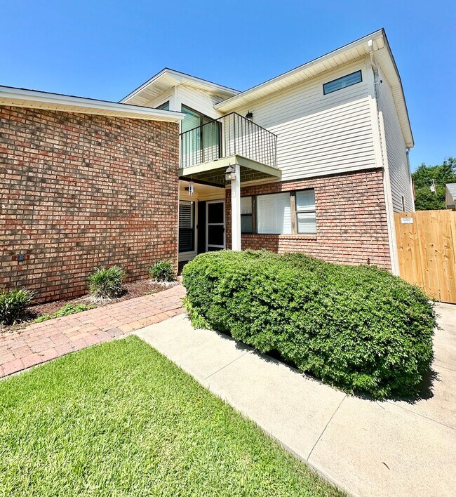 Photo - GORGEOUS 3 bedroom/3 bathroom/2 car garage townhome for rent in the desirable DONLABROOK GARDENS!