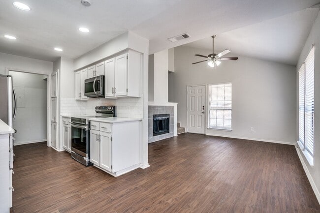 Building Photo - 115 Peachtree Ct Unit D