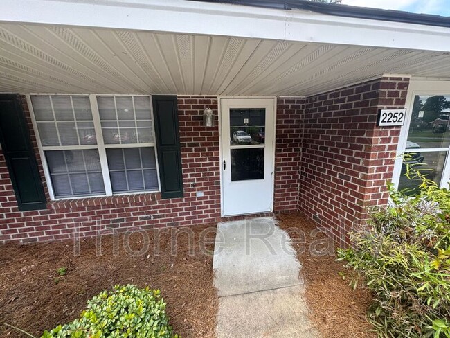Building Photo - 2252 Sherwood Ave Unit APT C