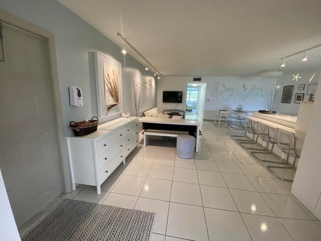 Building Photo - 14364 Canalview Dr Unit B