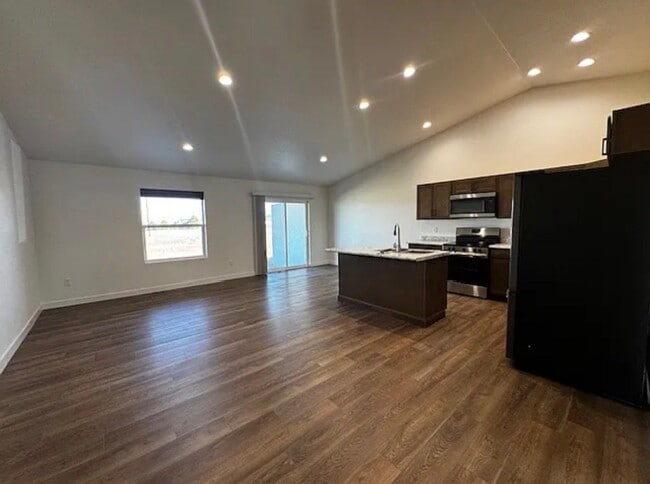 Photo - 719 S Bellflower Dr