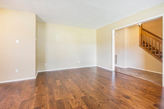 Photo - 302 Lochnell Dr