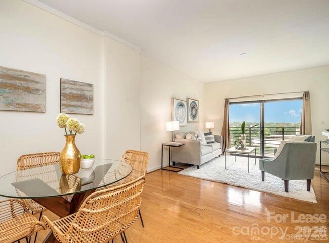 Photo - 715 N Church St Unidad 610