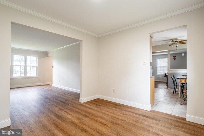 Photo - 10 Honey Locust Ln