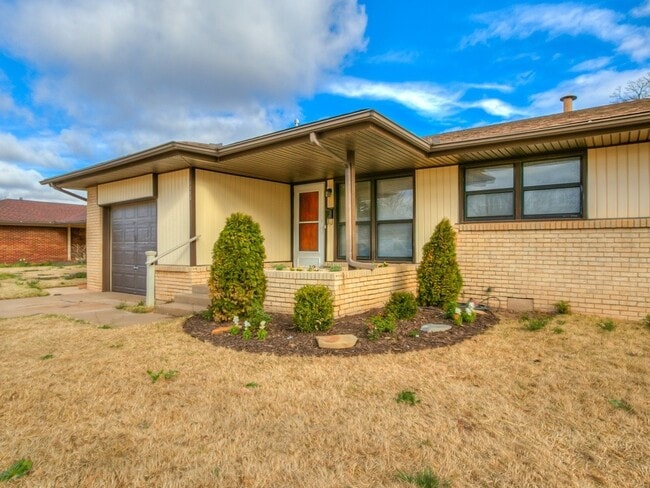 Photo - Beautiful Home Near Lake Hefner & Penn Squ...