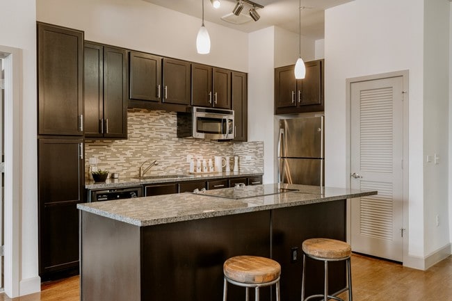 City House Apartments Kitchen and Breakfast Bar