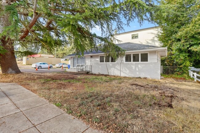 Photo - 4 bedroom: Single Level SE Portland Home