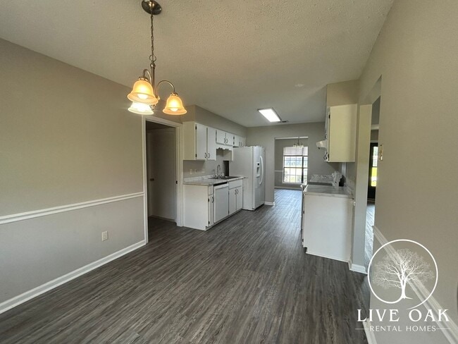 Photo - MOVE IN SPECIAL: $500 OFF 1ST MONTH'S RENT!**