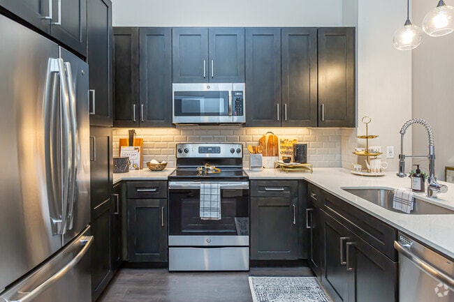 1 BR, 1 BA - 734 SF - Canal 1535