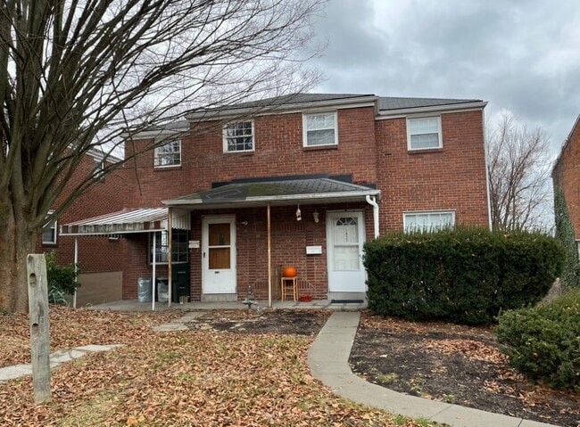 Building Photo - 1615 Parkline Dr