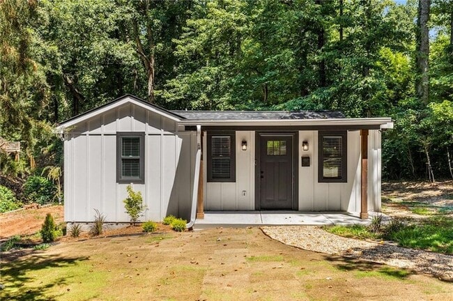 Building Photo - 30 Pine Ridge Rd SE Rental