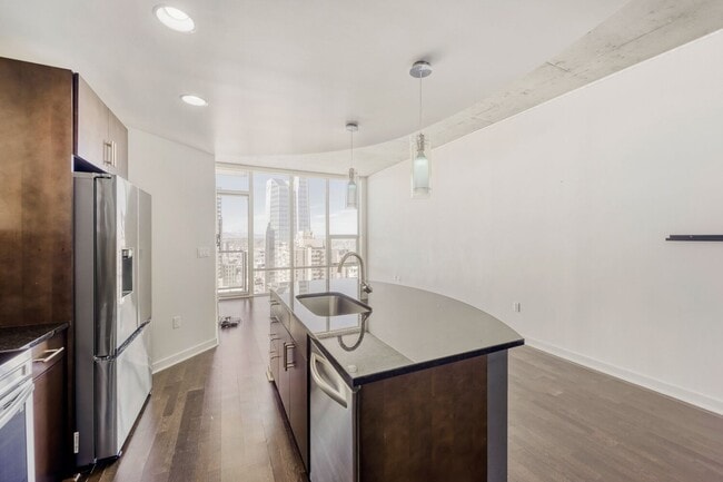 Photo - 38th Floor Spire Stunner! Unidad 3803