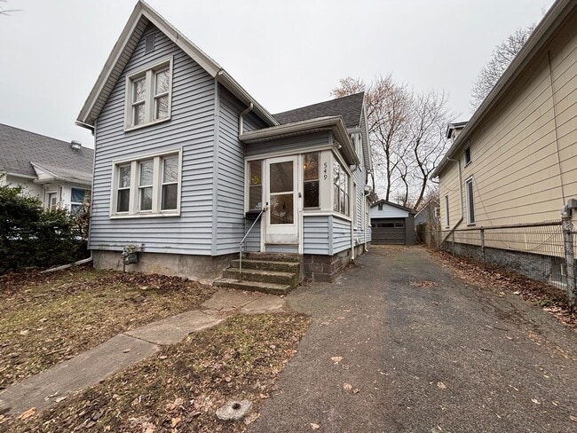 Building Photo - 4 Bedroom 2 Bath Single Family Home W/Garage!