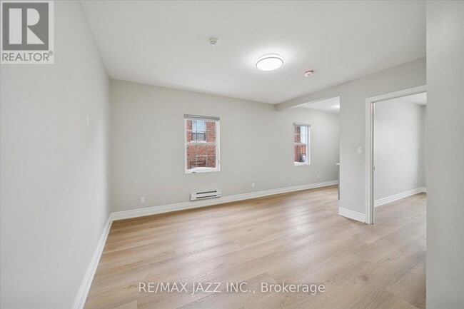 Photo - 251 Simcoe St S Unité 103