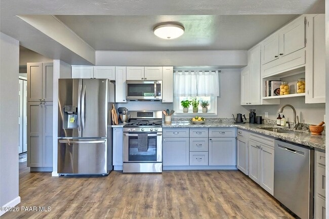 Photo - 844 Flora St