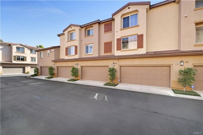 Beautifully Upgraded 3 Bedroom Townhome in... - Beautifully Upgraded 3 Bedroom Townhome in...