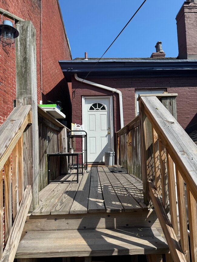 Entrada trasera - 4052 Penn Ave Unidad Apartment 2