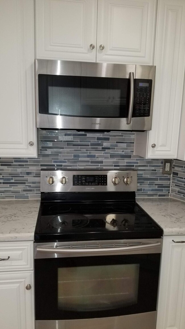 Stove - 2901 Peninsula Rd Unit 131