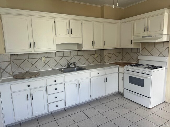 Building Photo - 164 Mill St Unit 2