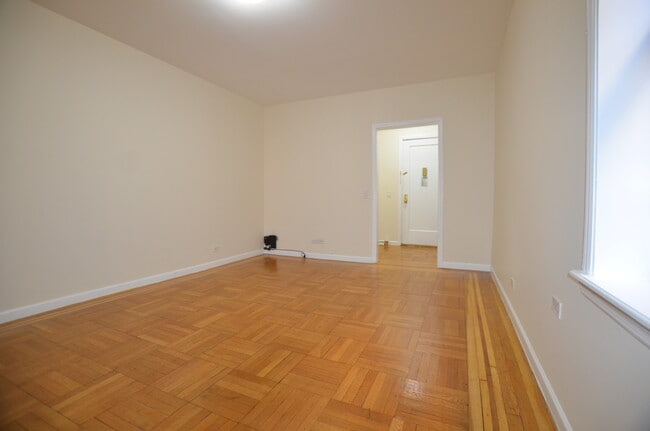 Photo - 121 E 38th St