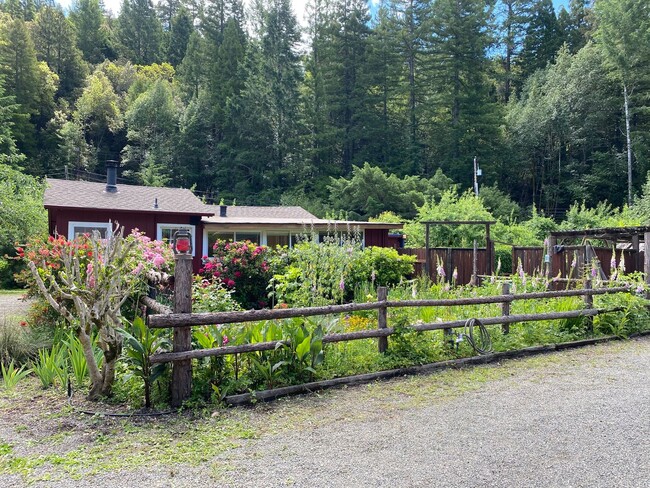 Building Photo - 750 Square Foot one Bedroom cottage on pr... Rental
