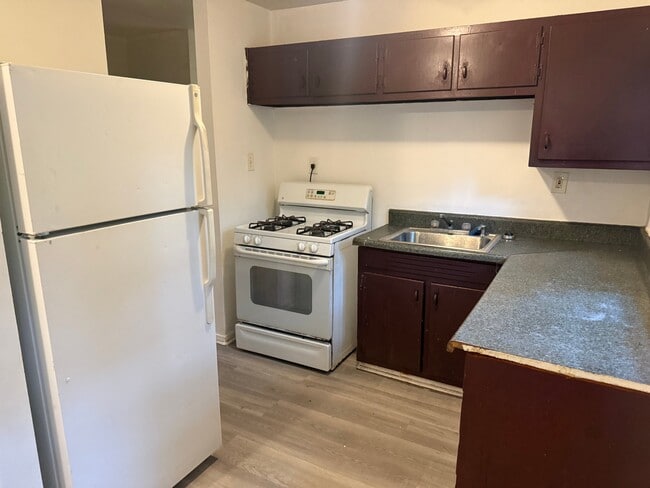 Photo - 80 Finch Dr SE