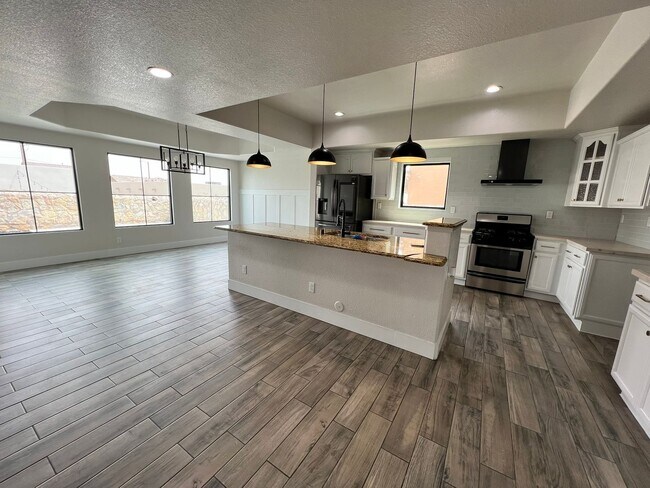 Photo - Gorgious Horizon Home