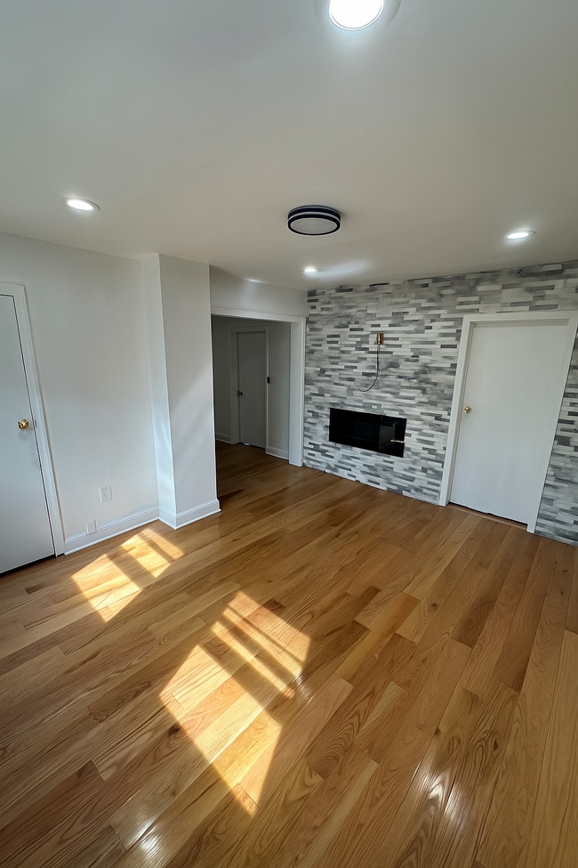 Building Photo - 86 E Camplain Rd Unit 1st Floor & Basement