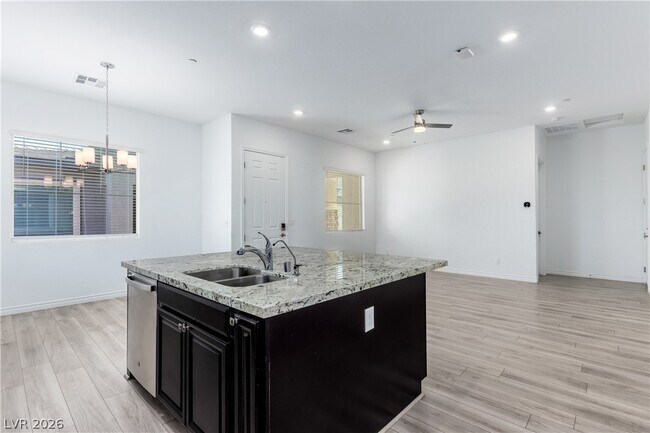 Photo - 774 Iris Desert St