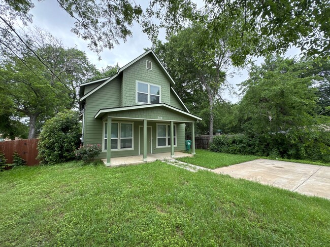 Updated 4 Bed 2.5 Bath Home - Close to TWU! - Updated 4 Bed 2.5 Bath Home - Close to TWU!