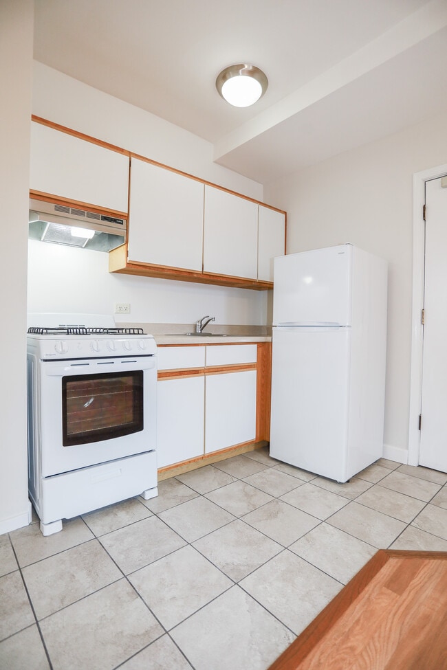 Building Photo - 6157 N Kenmore Ave Unit #508