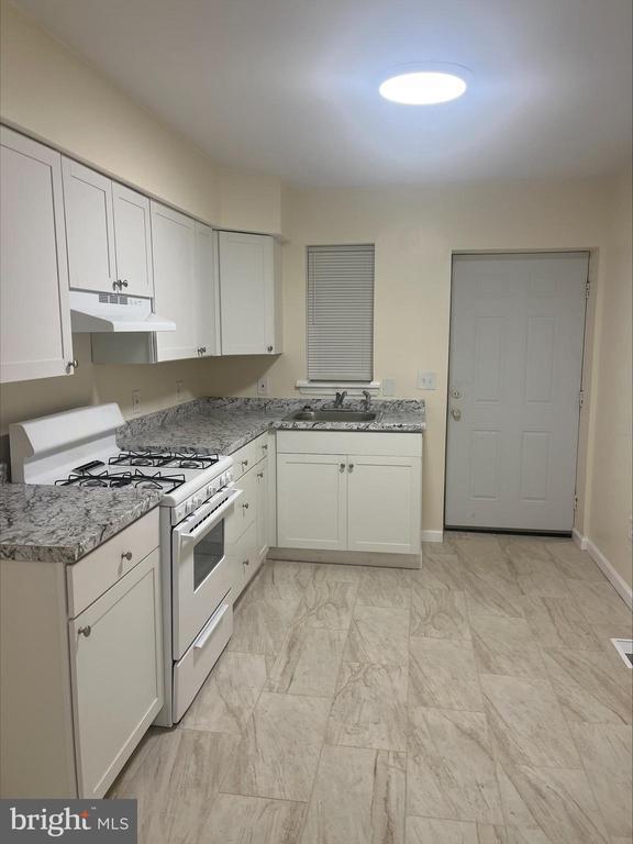 Photo - 727 Berkley St