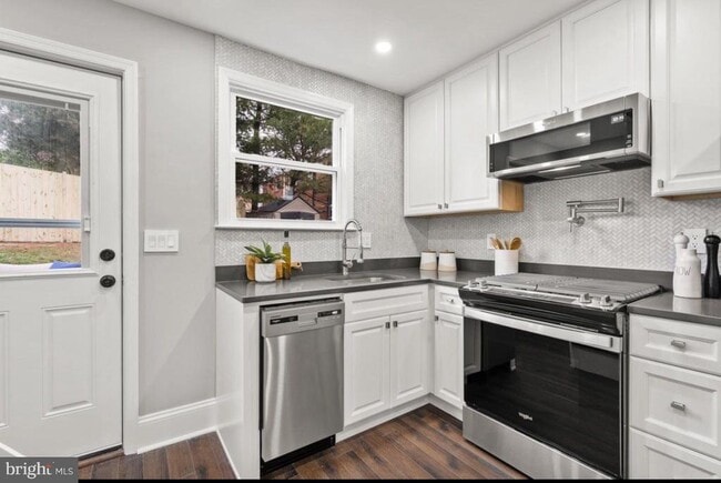 Photo - 612 44th St NE