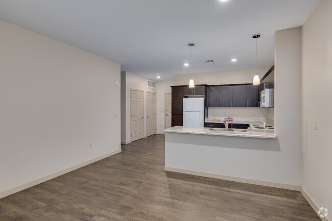 2BR, 1BA - 906SF - Kitchen/Living Room