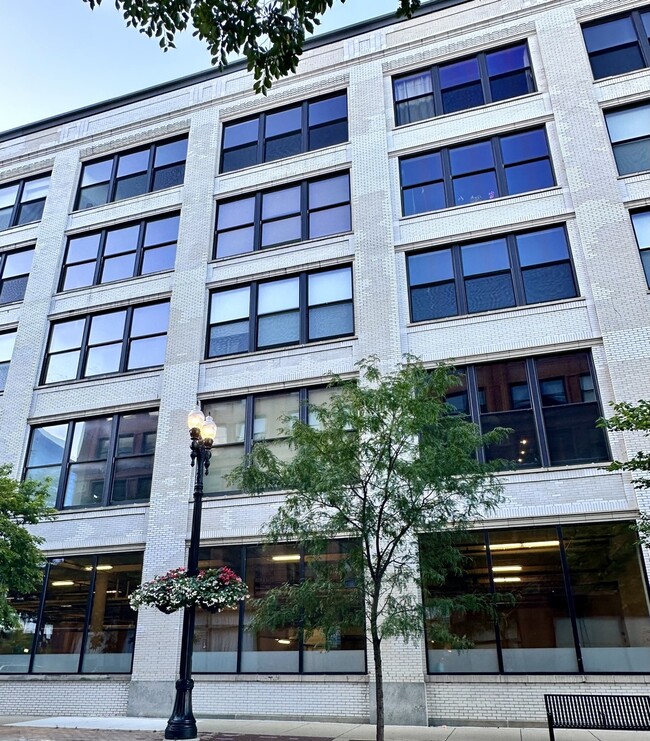 Building Photo - 2303 S Michigan Ave Unit 203