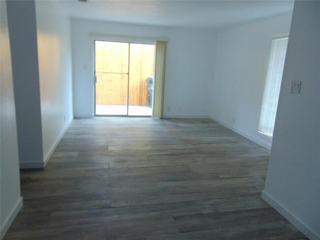 Photo - 407 Live Oak St
