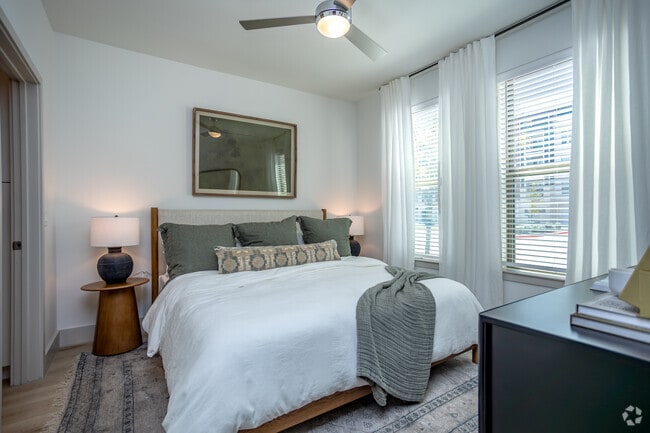 1BR, 1BA - 704SF - Bedroom
