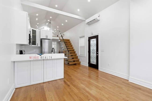 Photo - 21-28-28 48th St