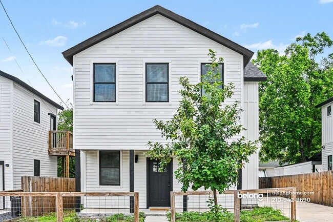 Photo - 423 N Mesquite St