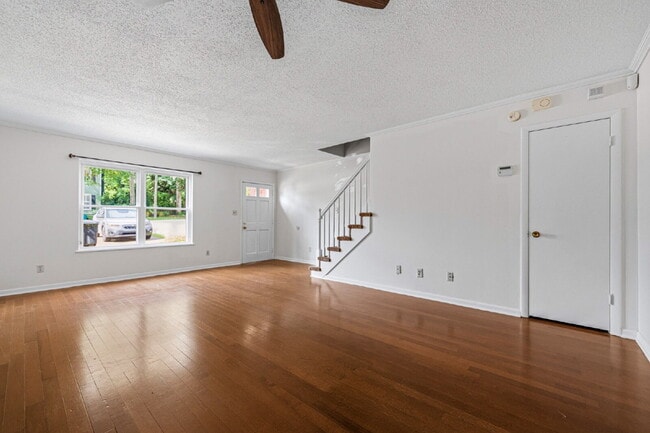 GREAT LOCATION 2BED 2BATH! FENCED IN YARD!