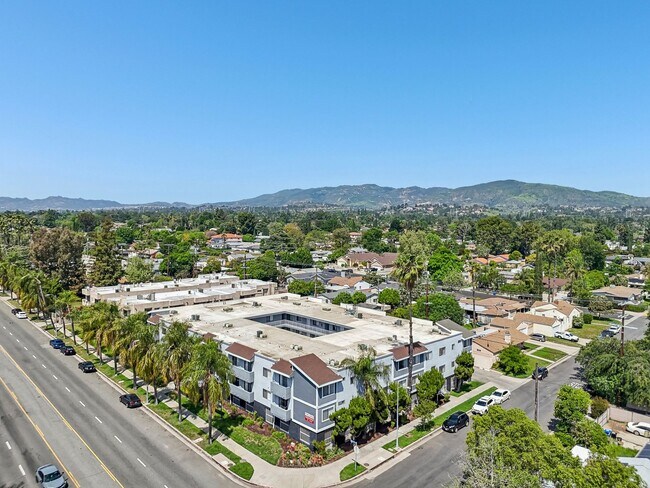 Photo - 17211 Chatsworth Street