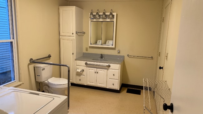 Photo - 412 E 5th St Unit Downstairs