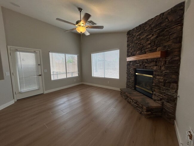 Building Photo - 434 E Chicory Pl