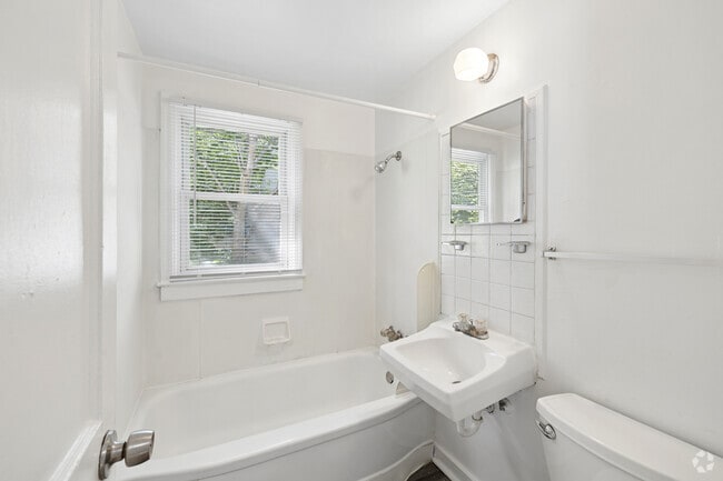 3BR, 1BA - 750SF - Bathroom