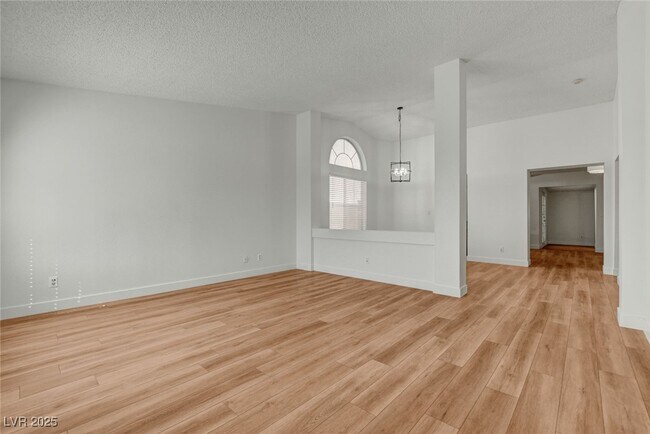 Photo - 904 Ambusher St