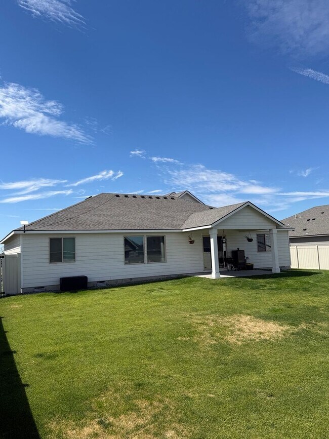 Photo - Spacious 4 Bed, 3 Bath Home with 3-Car Garage & Fully Fenced Yard | Dogs Welcome Boardman OR