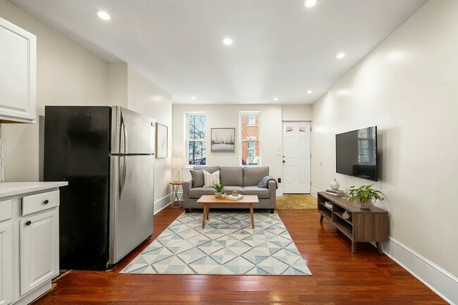 Building Photo - 928 W Boston St