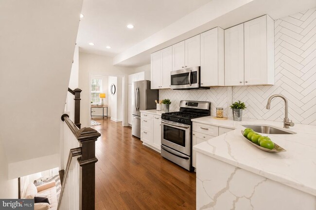 Photo - 320 G St SE